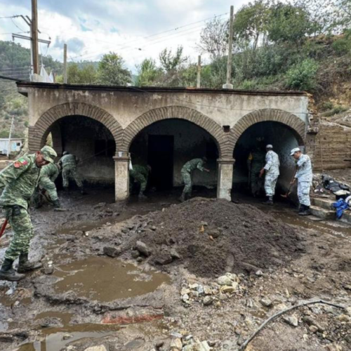Deslave y crecida de río dejan 13 viviendas dañadas y un puente colapsado en Asunción Mixtepec